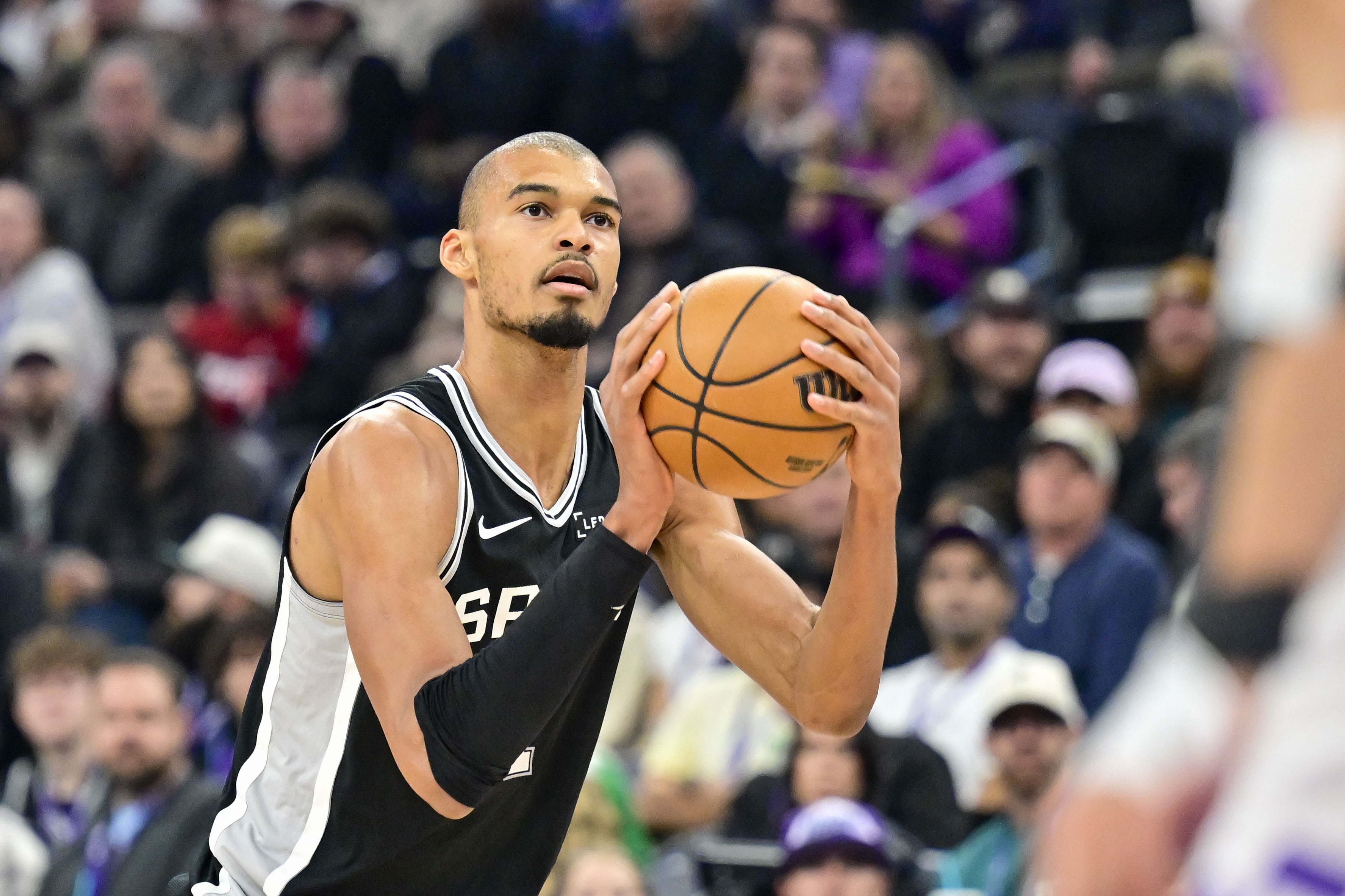 开云体育官网-外线没开！文班亚马半场三分球4中0拿到8分8板2帽