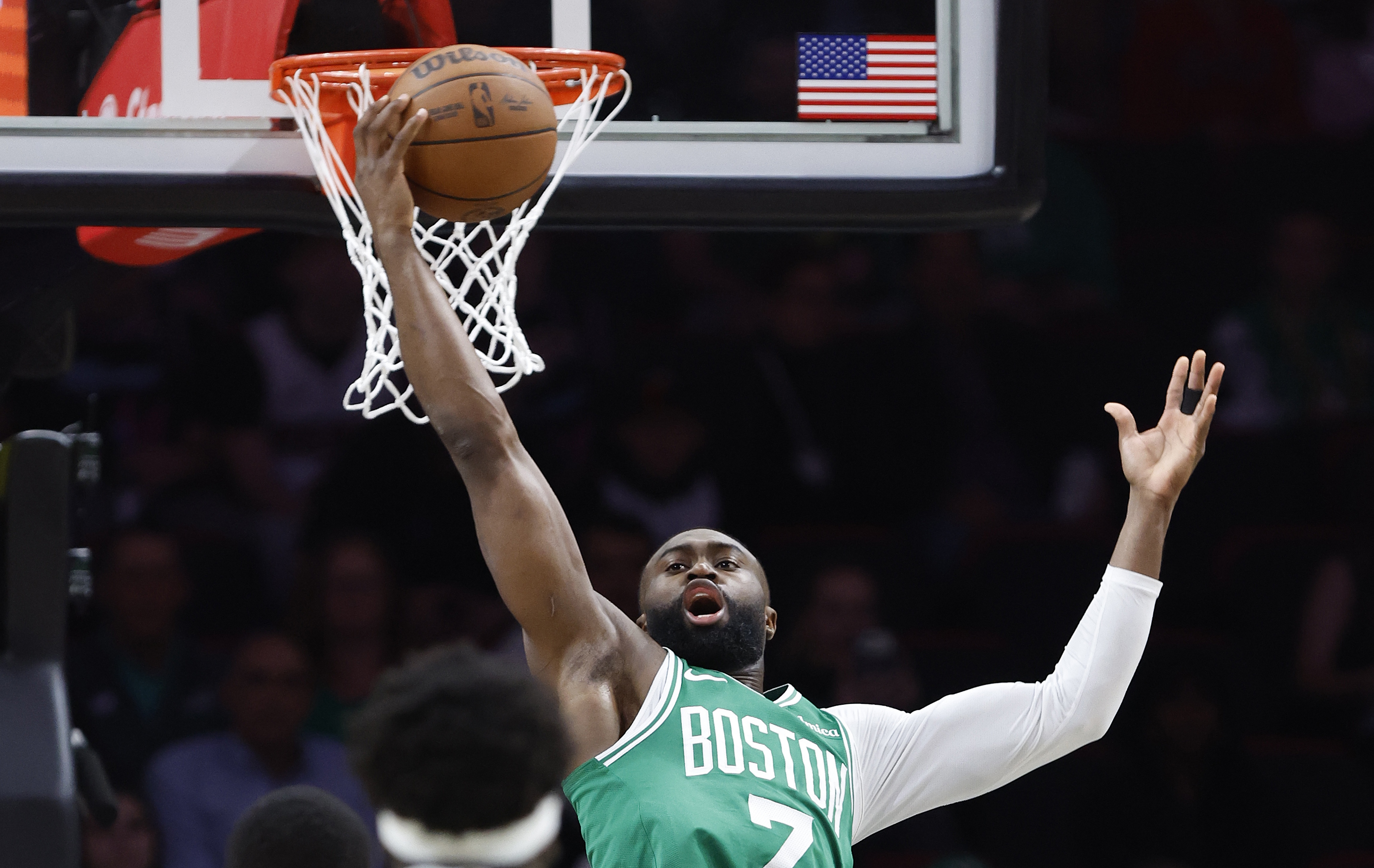 开云体育下载-火力全开！杰伦·布朗半场15投7中&amp;三分3中2 拿下17分9板1助1断