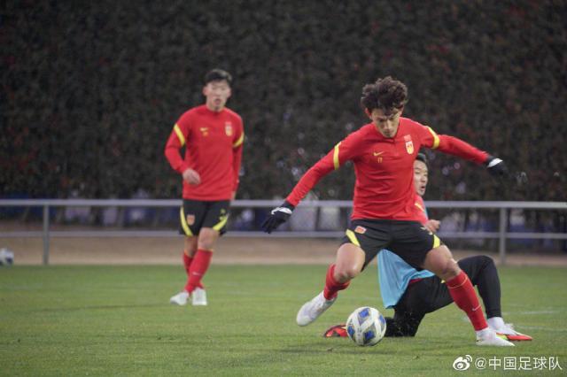 开云体育官网-国足战日本用三后卫or五后卫？中场关键两翼更致命