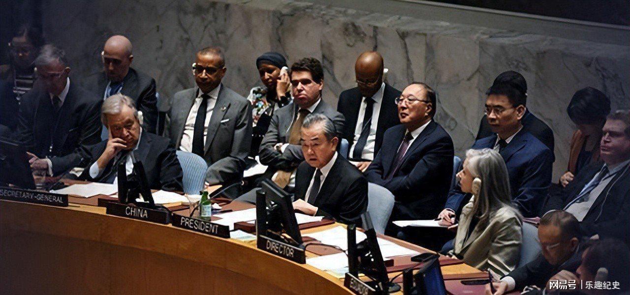 开云-“外交男神”王毅年轻旧照，与妻子罕见同框，岳父曾是周总理秘书